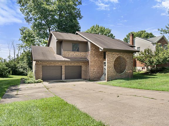 3rd image of 795 Elizabeth Dr
