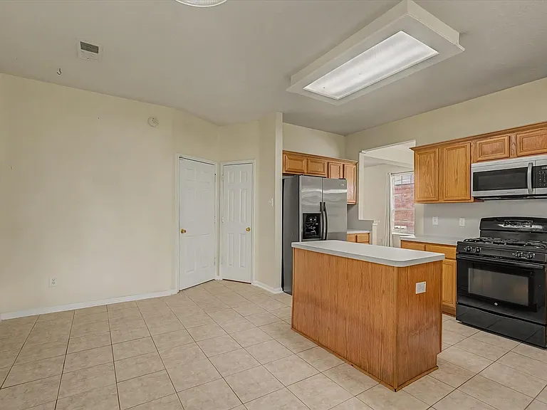 10840 Sycamore Dr N — Photo 20