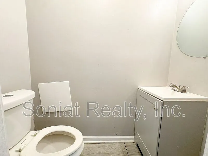 3 bed, 2.5 bath, 1100 sqft, $1,300 — Photo 4
