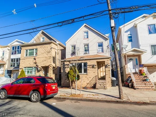 149 Pine St, Elizabeth City, NJ 07206