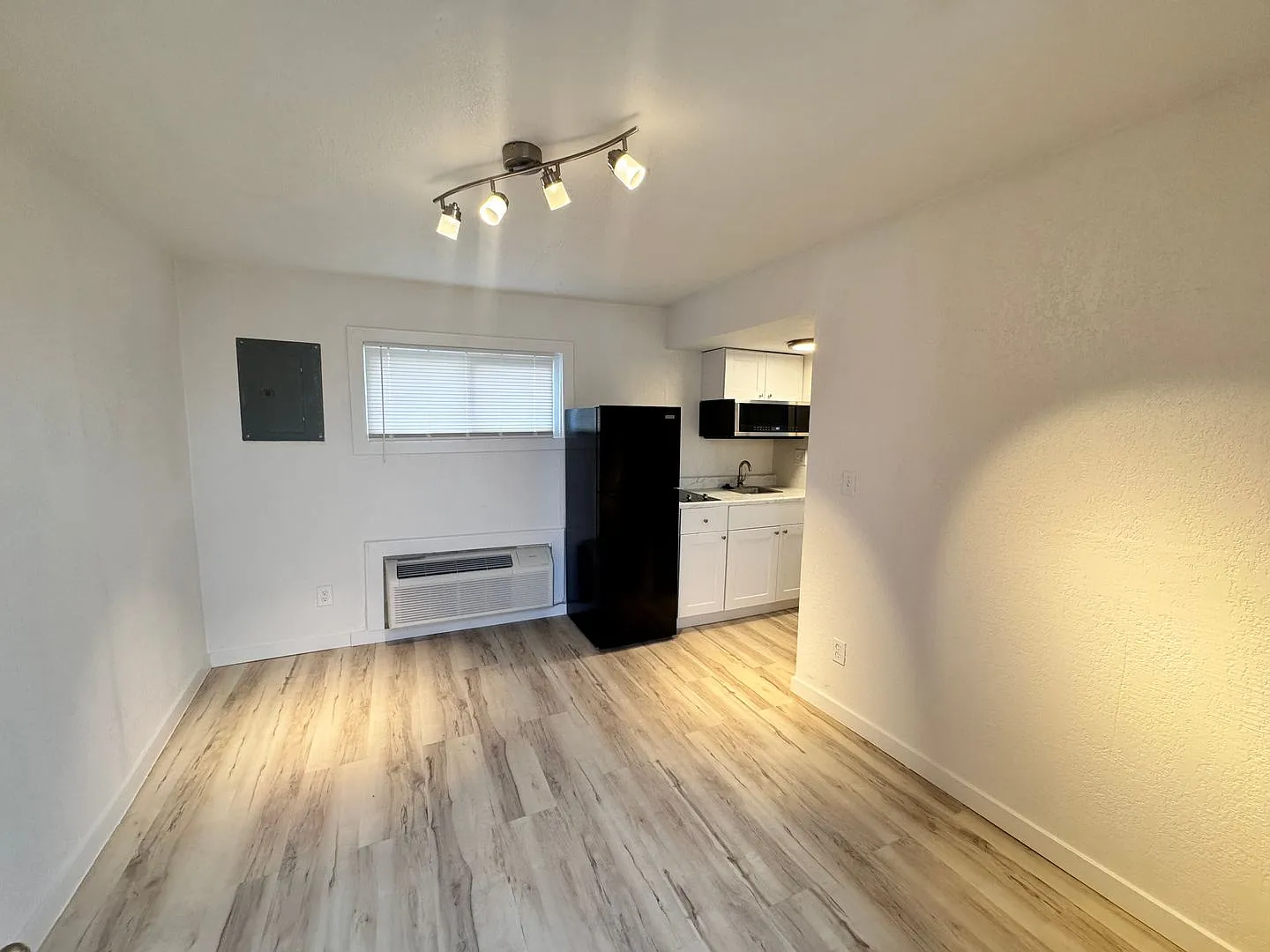 Capitol Apartments — Photo 1
