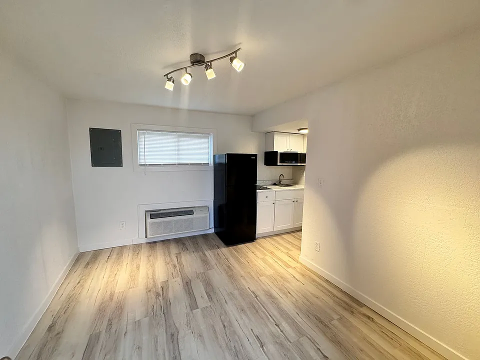 1631 N Carson St #15