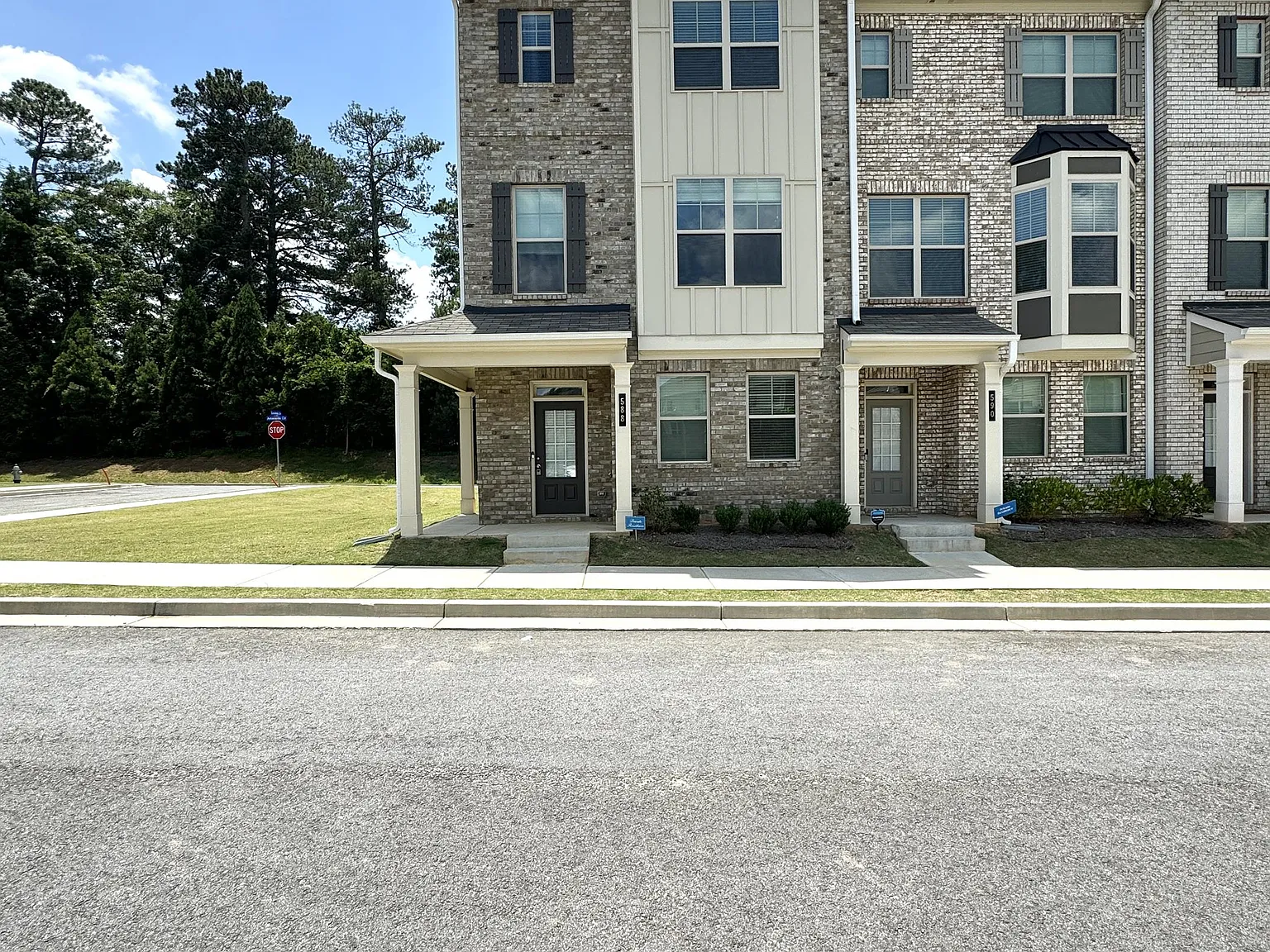 4 bed, 3.5 bath, 1944 sqft, $2,300 — Photo 1