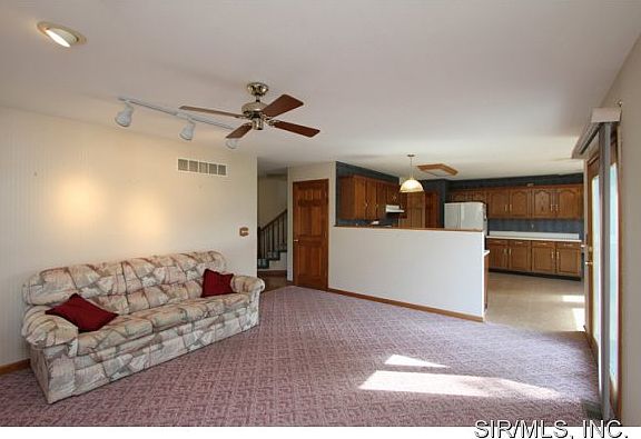 5th image of 38 Autumn Glen Dr