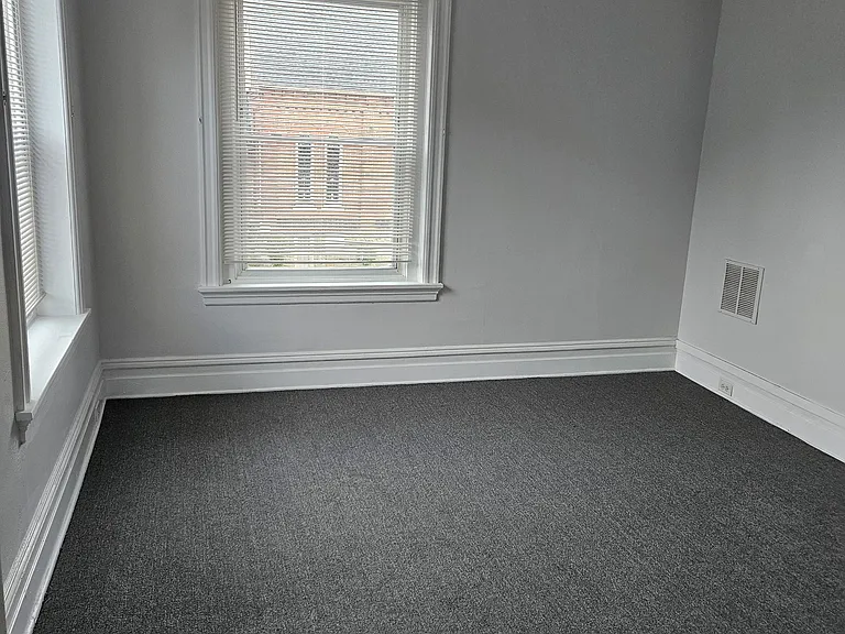 145 E North St — Photo 5