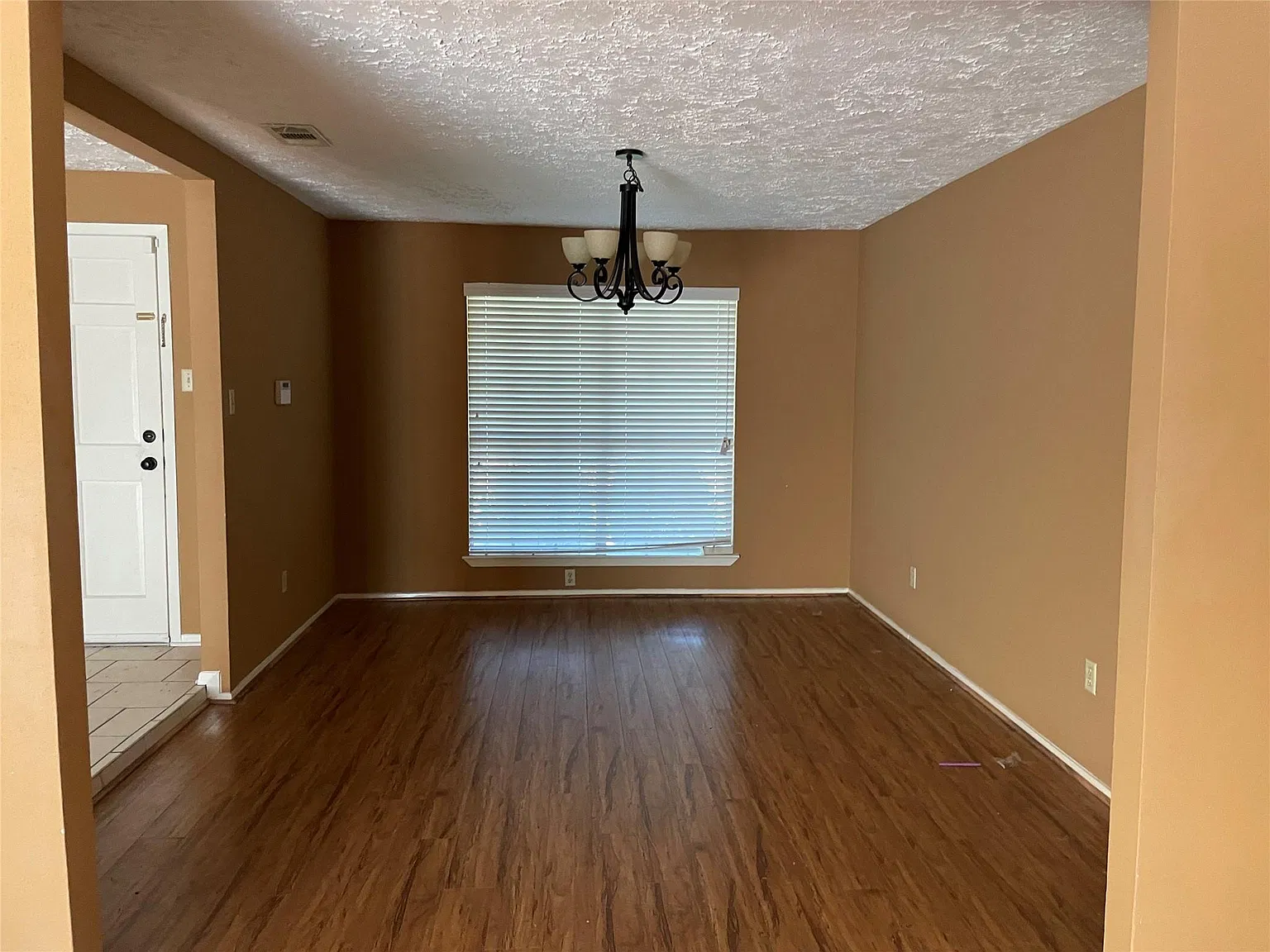 3 bed, 2.0 bath, 1605 sqft, $2,300 — Photo 2