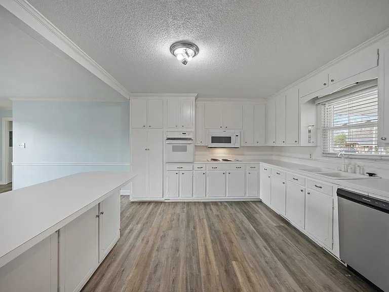 4130 Terrace Dr — Photo 7