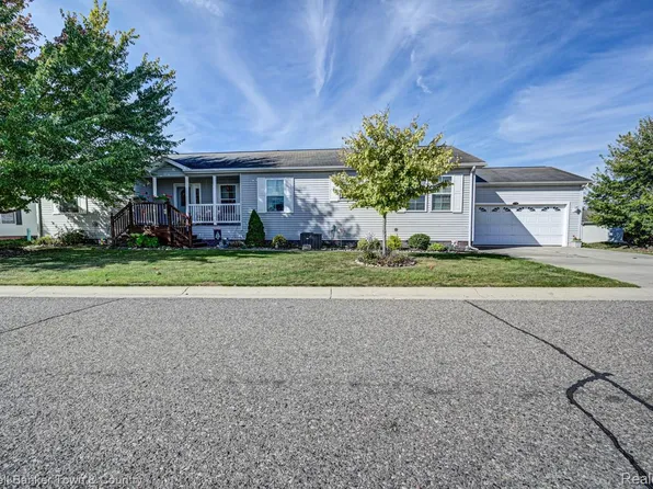 11108 Wood Run Cir, South Lyon, MI 48178