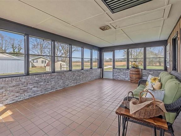 5th image of 486 Back Penn Rd