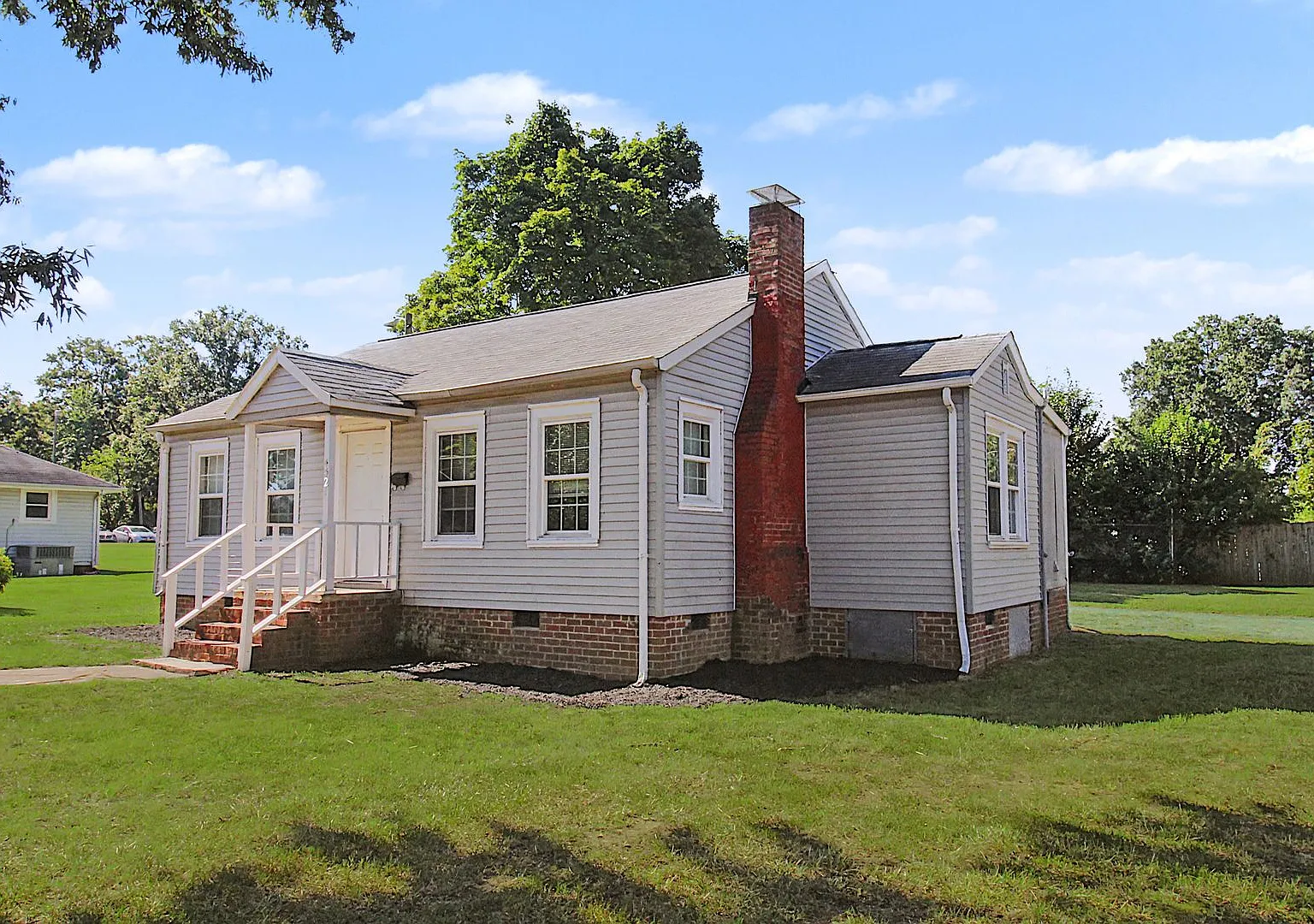 Charming home with updated Kitchen — Photo 3