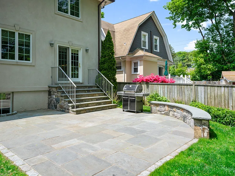 525 Carroll Ave — Photo 33