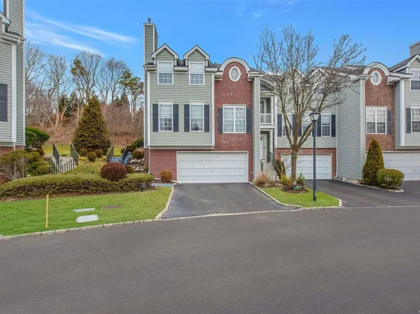 27 Paddington Circle #27, Smithtown, NY 11787