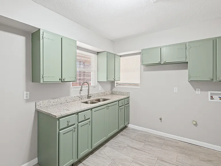 1694 Claire Dr — Photo 10