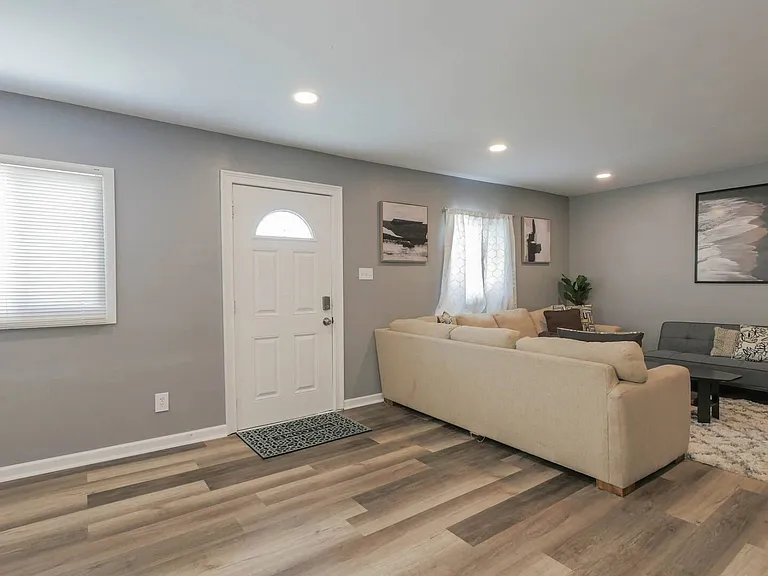 1901 Emerson Ave — Photo 3