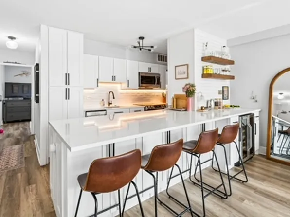 30 E Elm St, Chicago, IL