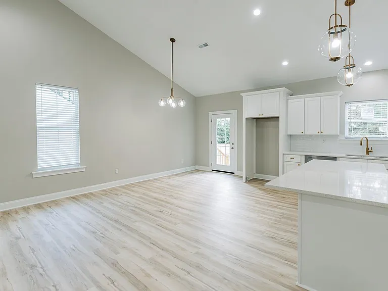 1614 Linstedt Ln — Photo 4