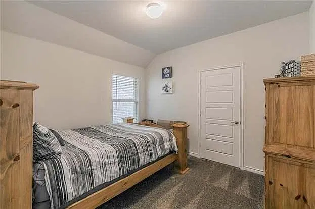 5 bed, 2211 sqft, $2,350 — Photo 4
