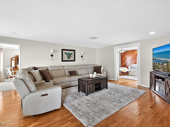 4th image of 3790 Goggin Rd