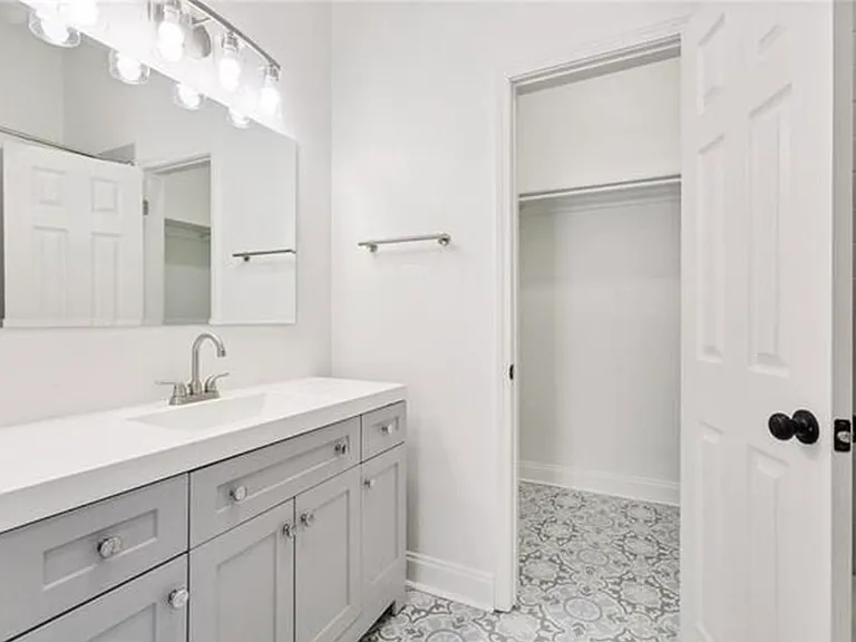 2322 Chippewa St — Photo 10