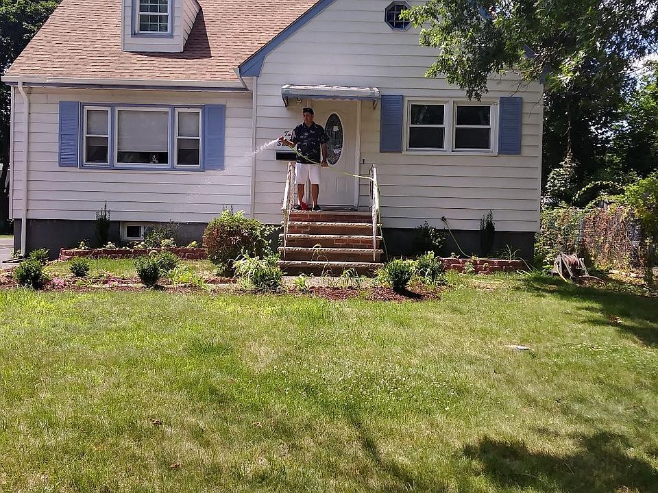 2nd image of 270 Colonial Pl