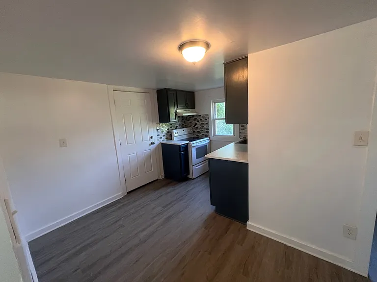 109 W Buck St — Photo 2