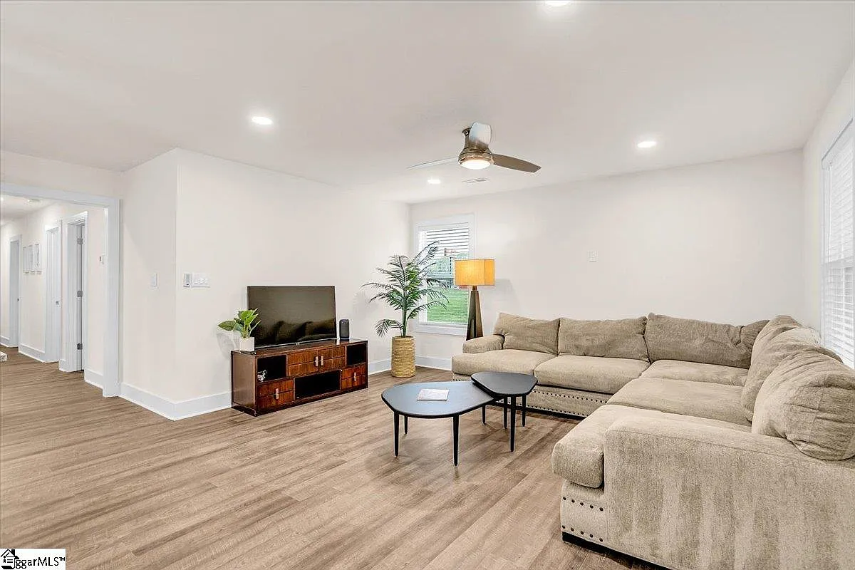 3 bed, $2,300 — Photo 2