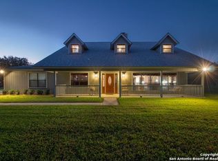 2042 Bentwood Dr, Floresville, TX 78114