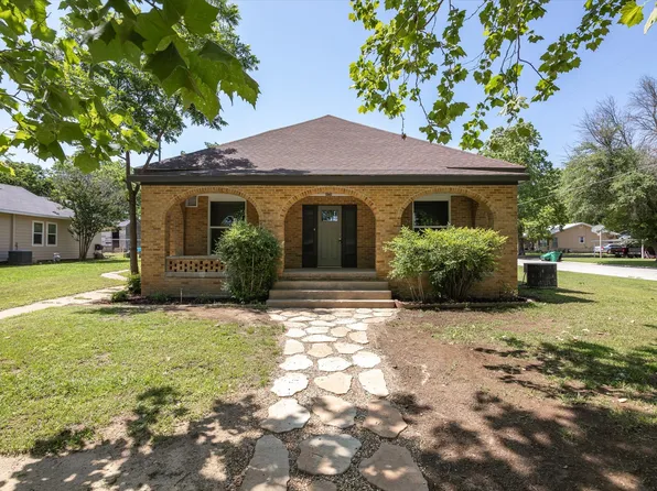 706 Hulme St, Bowie, TX 76230