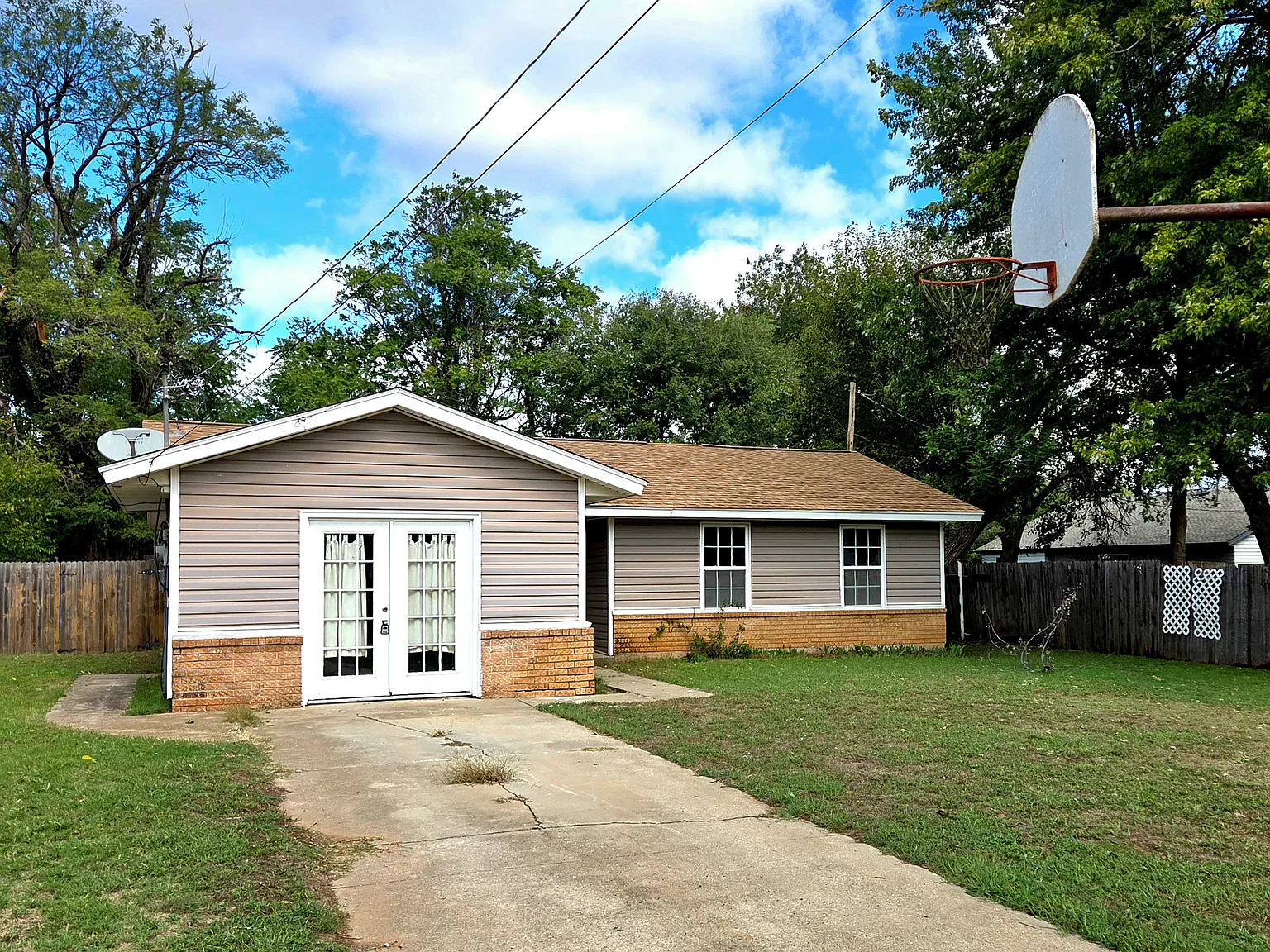 4 bed, 1.5 bath, 1464 sqft, $1,495 — Photo 1