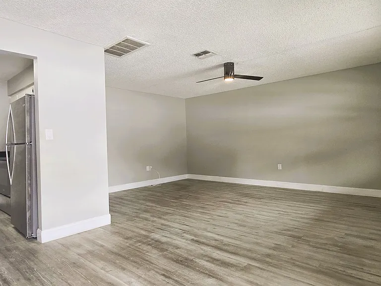 921 E Parker St #5 — Photo 2