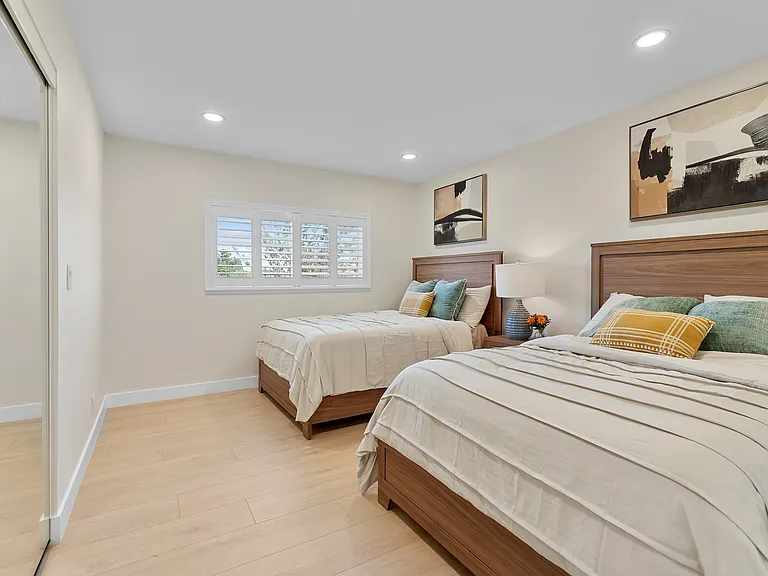9851 Cloverdale Ave — Photo 7