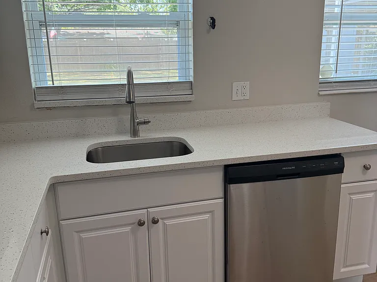 224 44th Ave NE — Photo 3