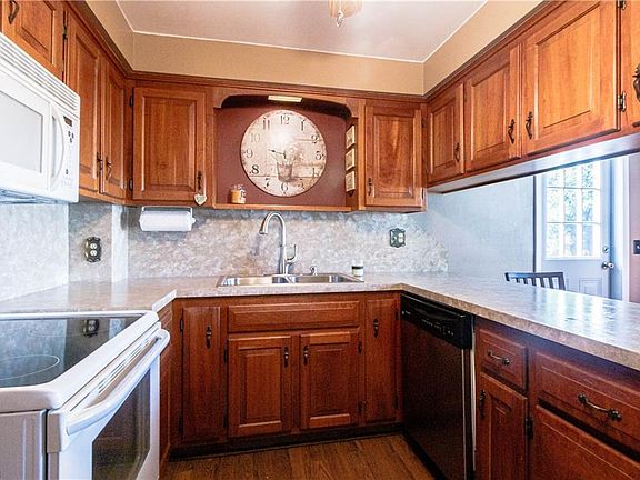 4th image of 11334 NE Center Dr