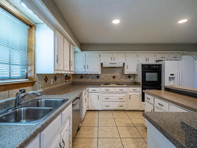 4212 Village Green Dr — Photo 10