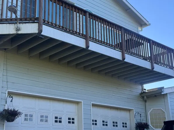 438 10th Ct, Coos Bay, OR 97420