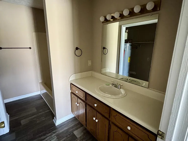 16467 Hampton Ln — Photo 9