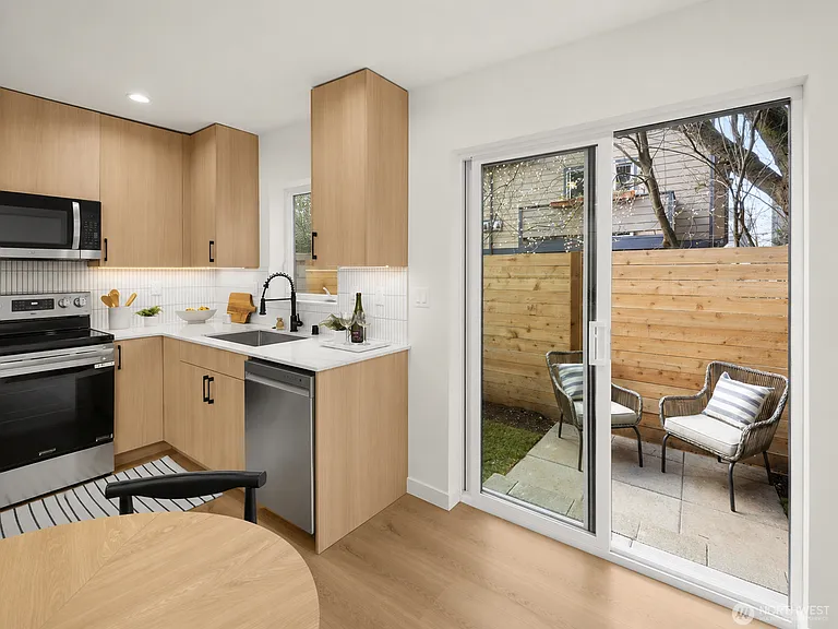 14321 Interlake Ave N #C — Photo 10
