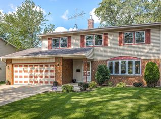 1420 S Circle Dr, Mount Prospect, IL
