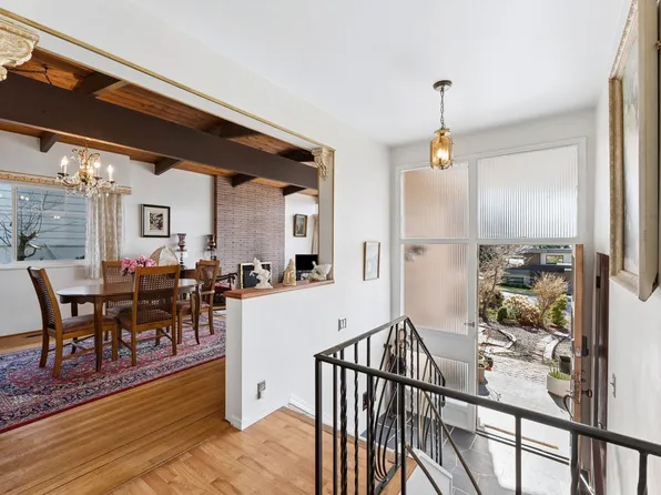 922 Canyon Blvd, North Vancouver, BC V7R 2J8