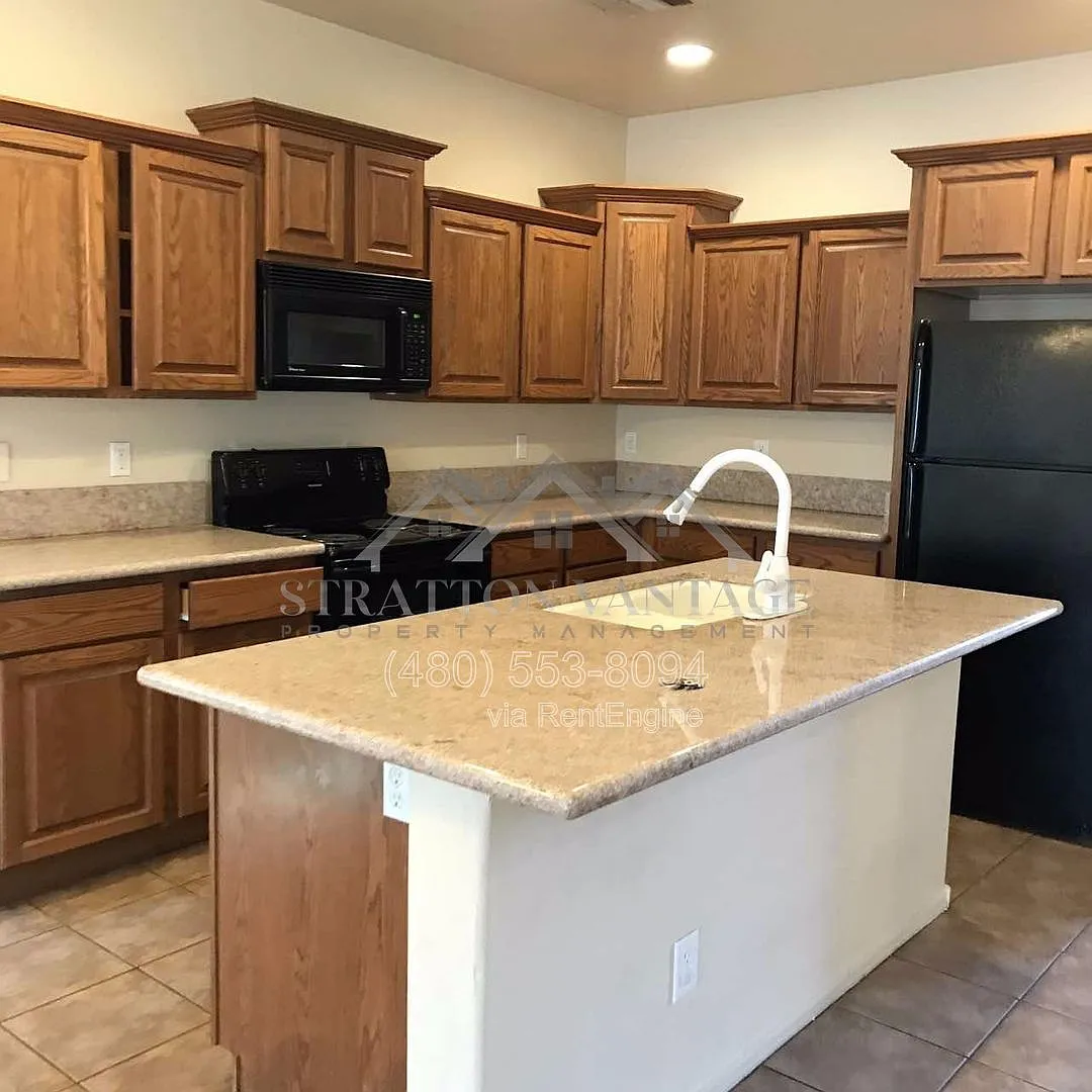 4 bed, 2.5 bath, 2224 sqft, $1,999 — Photo 3