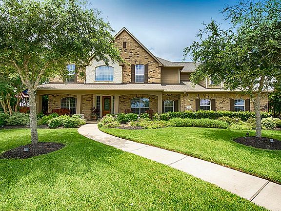 3rd image of 305 Silver Cliff Ln
