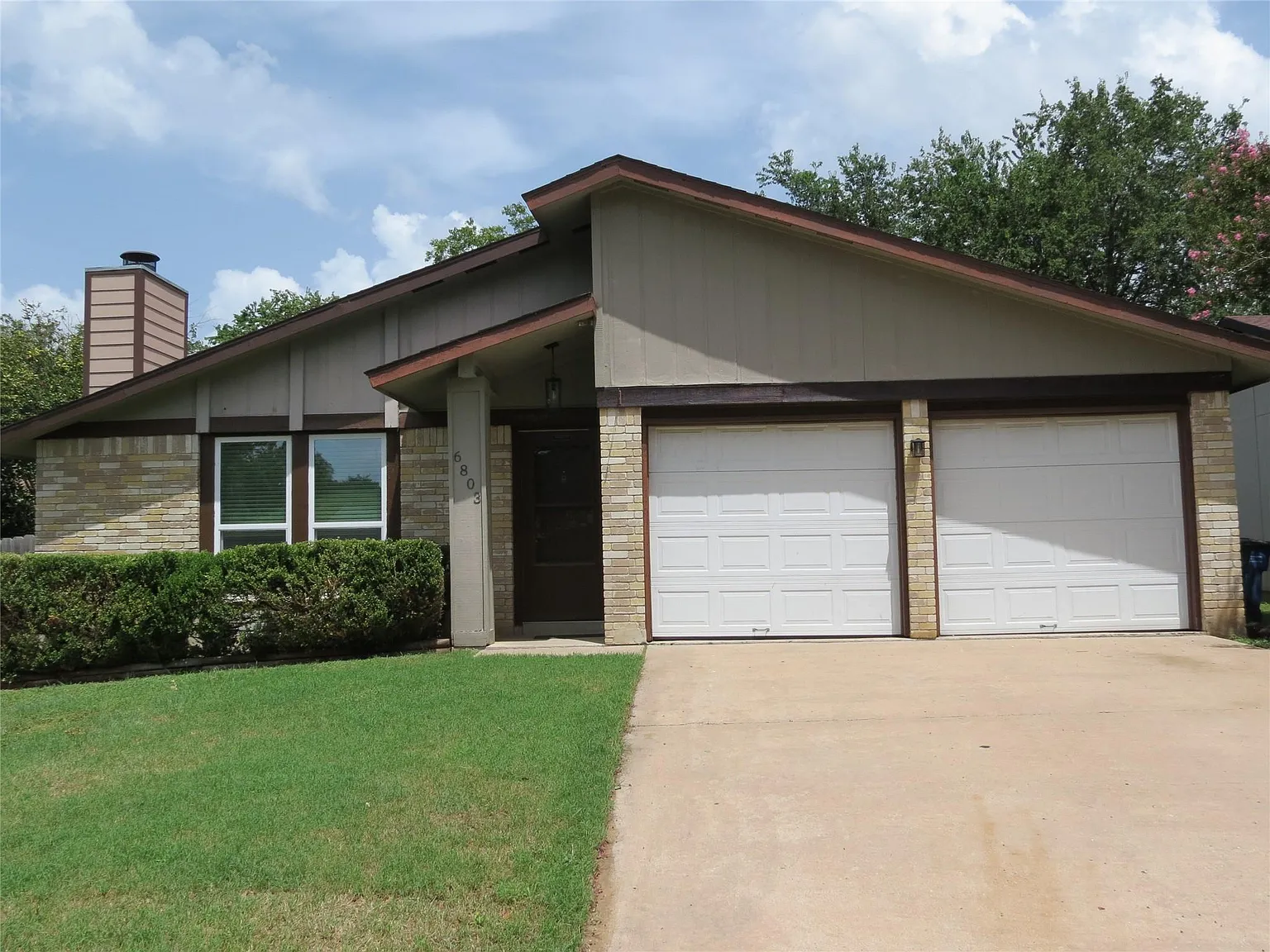 3 bed, 2.0 bath, 1369 sqft, $2,350 — Photo 2
