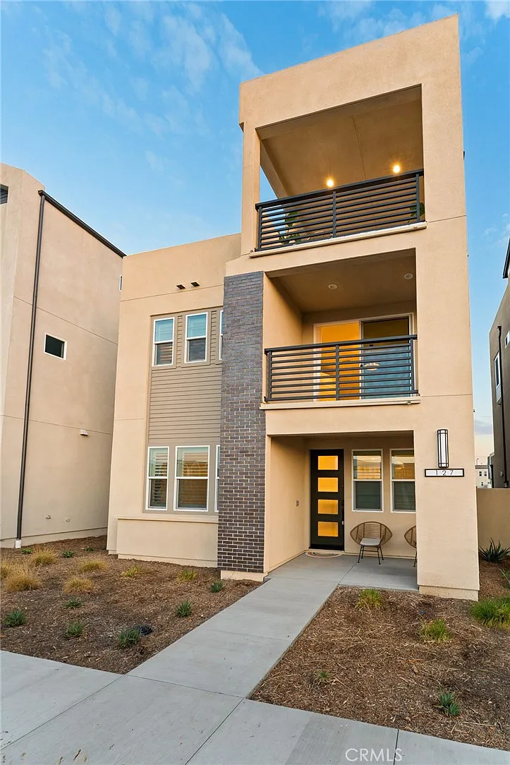 4 bed, 2.5 bath, 2344 sqft, $6,800 — Photo 3