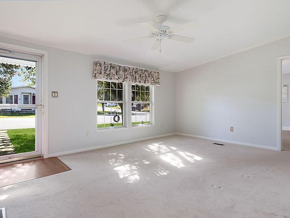 5th image of 10 Bentwood Ct W