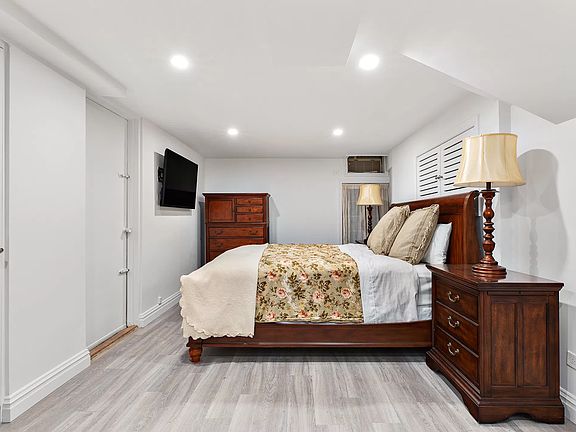 5th image of 171 W 73rd St APT 1