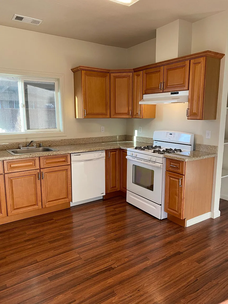 21690 Broadway photo 1