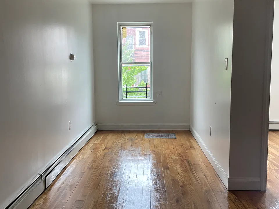 E 220th St
