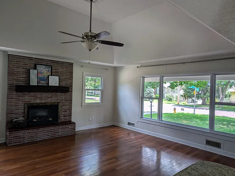 5800 Floyd St — Photo 4