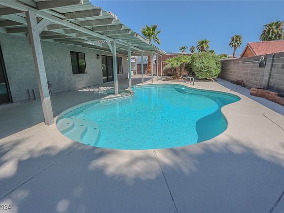 4th image of 3120 N Torrey Pines Dr