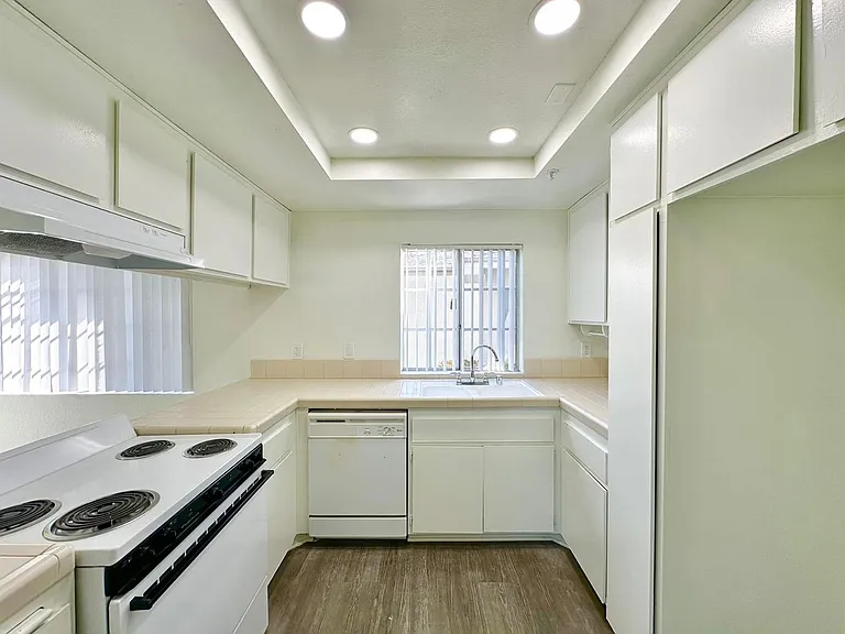 Nelson Apartments (Silver Tree Terrace) — Photo 9